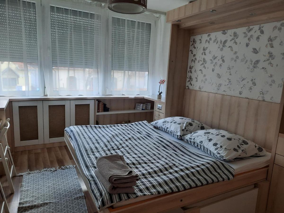 Mikes Apartman Appartement Szekszárd Buitenkant foto